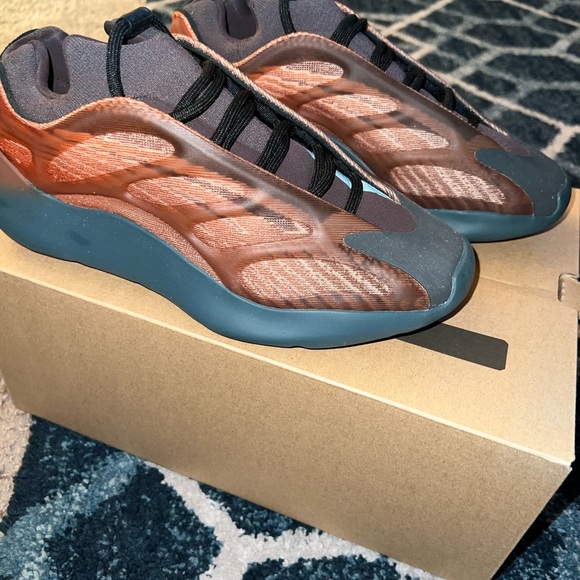 Yeezy 700 V3 Copper Fade
Size 7 - Picture 2 of 3